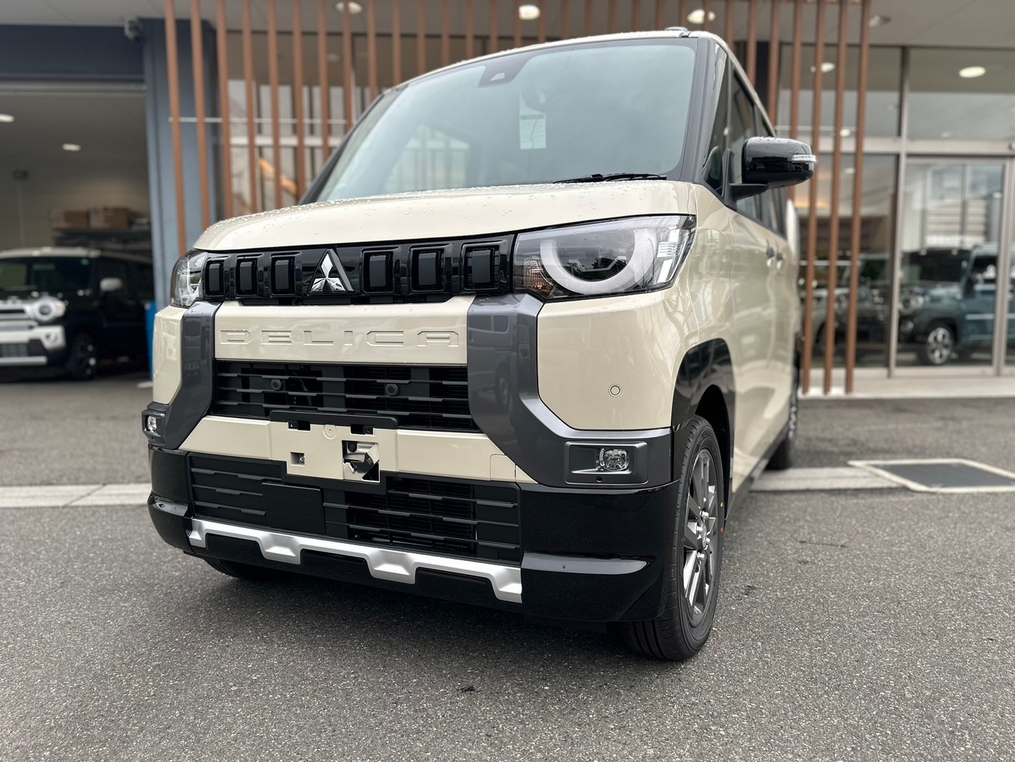 三菱 デリカミニ Tプレミアム　4WD