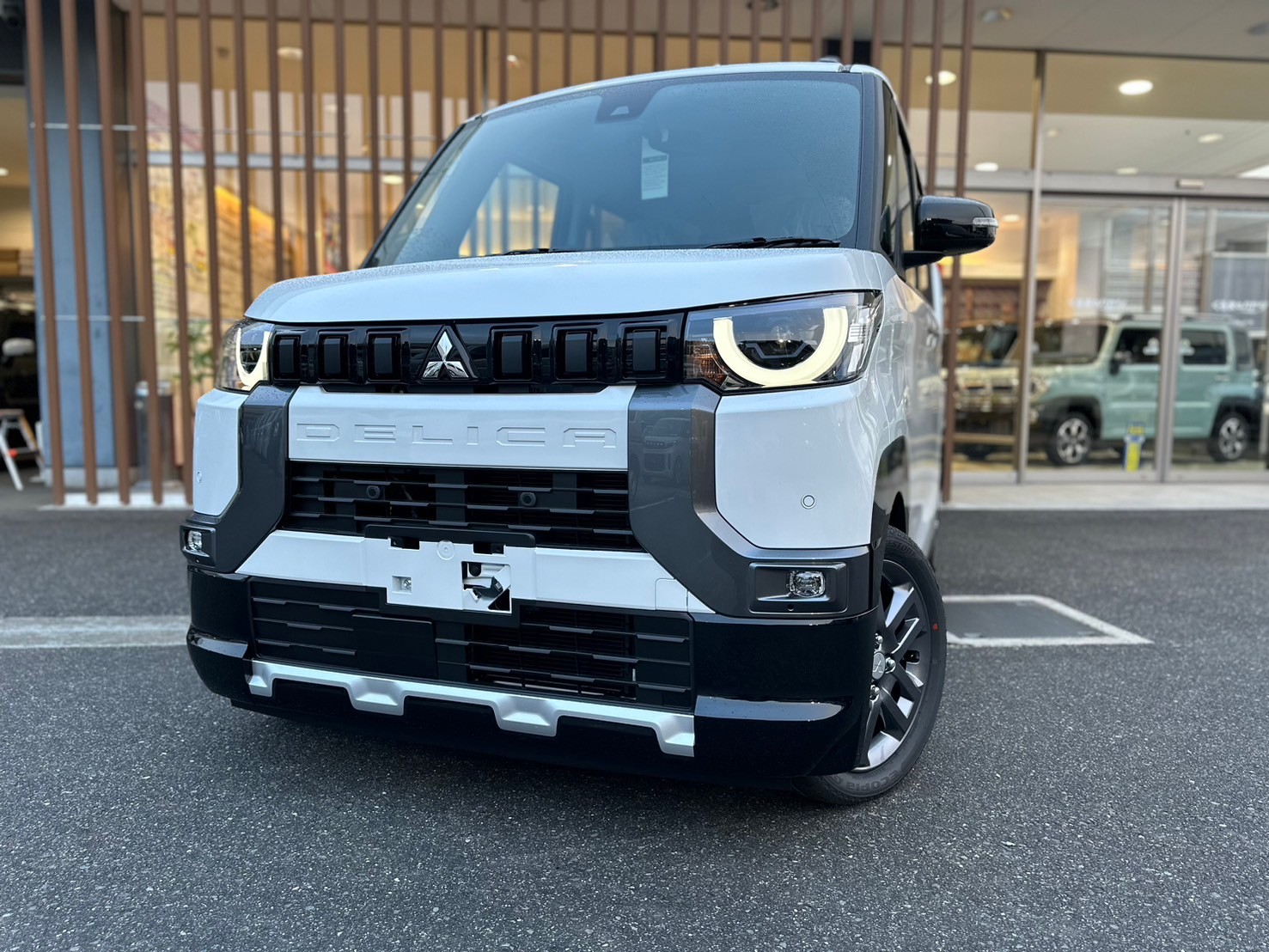 三菱 デリカミニ Gプレミアム　4WD