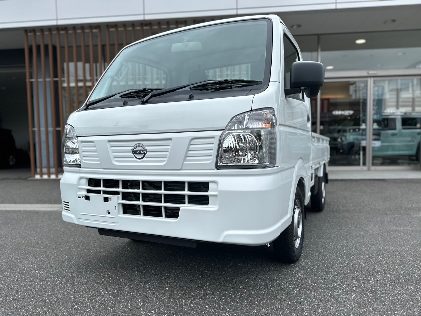 日産 DX　5MT　4WD