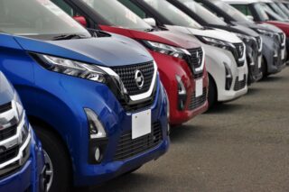 未使用車の軽自動車が並んでいる